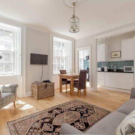 Altido Elegant Georgian 2-Bedrm Apt In Heart Of Old Town Lägenhet Edinburg Exteriör bild