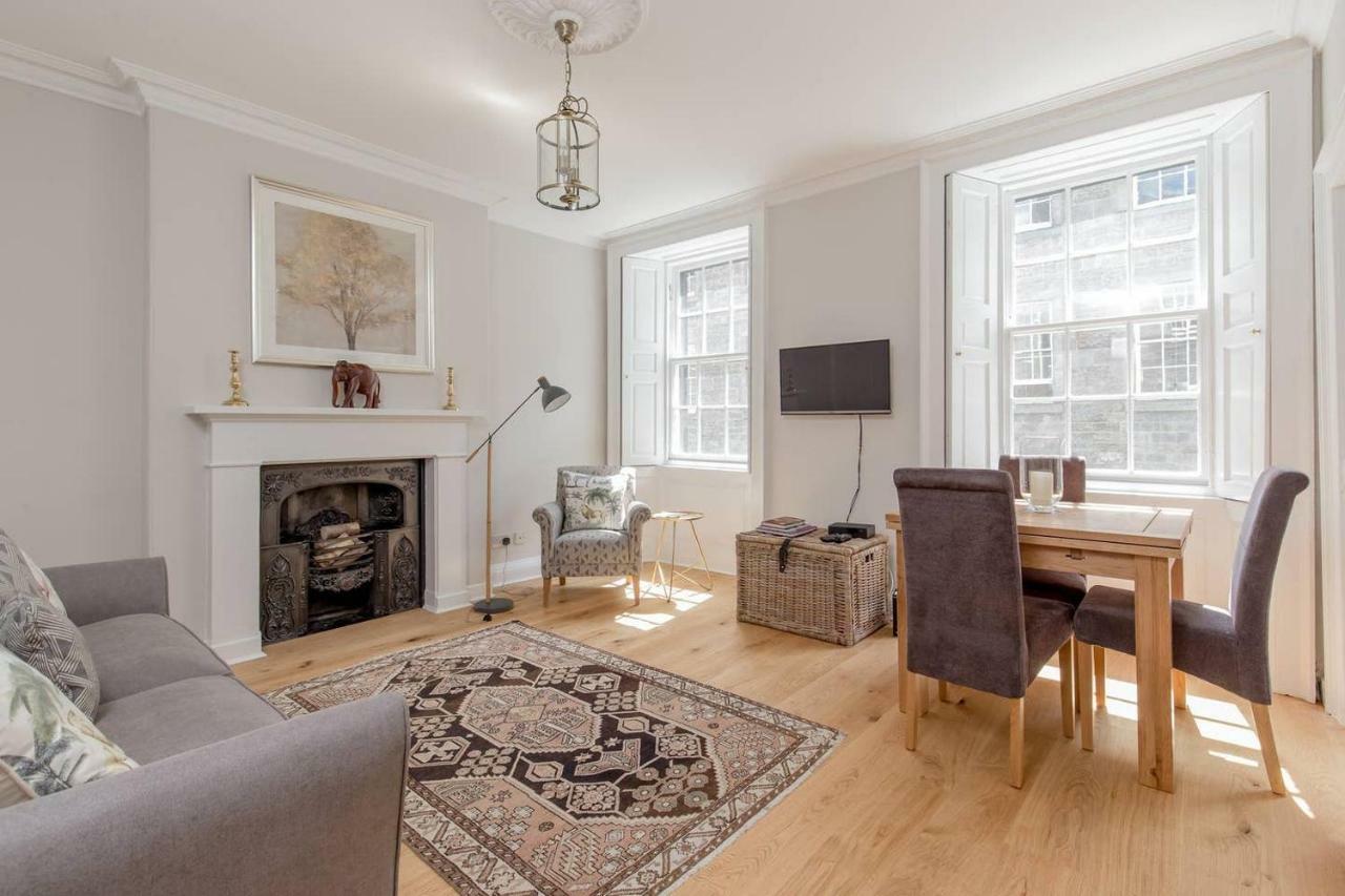 Altido Elegant Georgian 2-Bedrm Apt In Heart Of Old Town Lägenhet Edinburg Exteriör bild