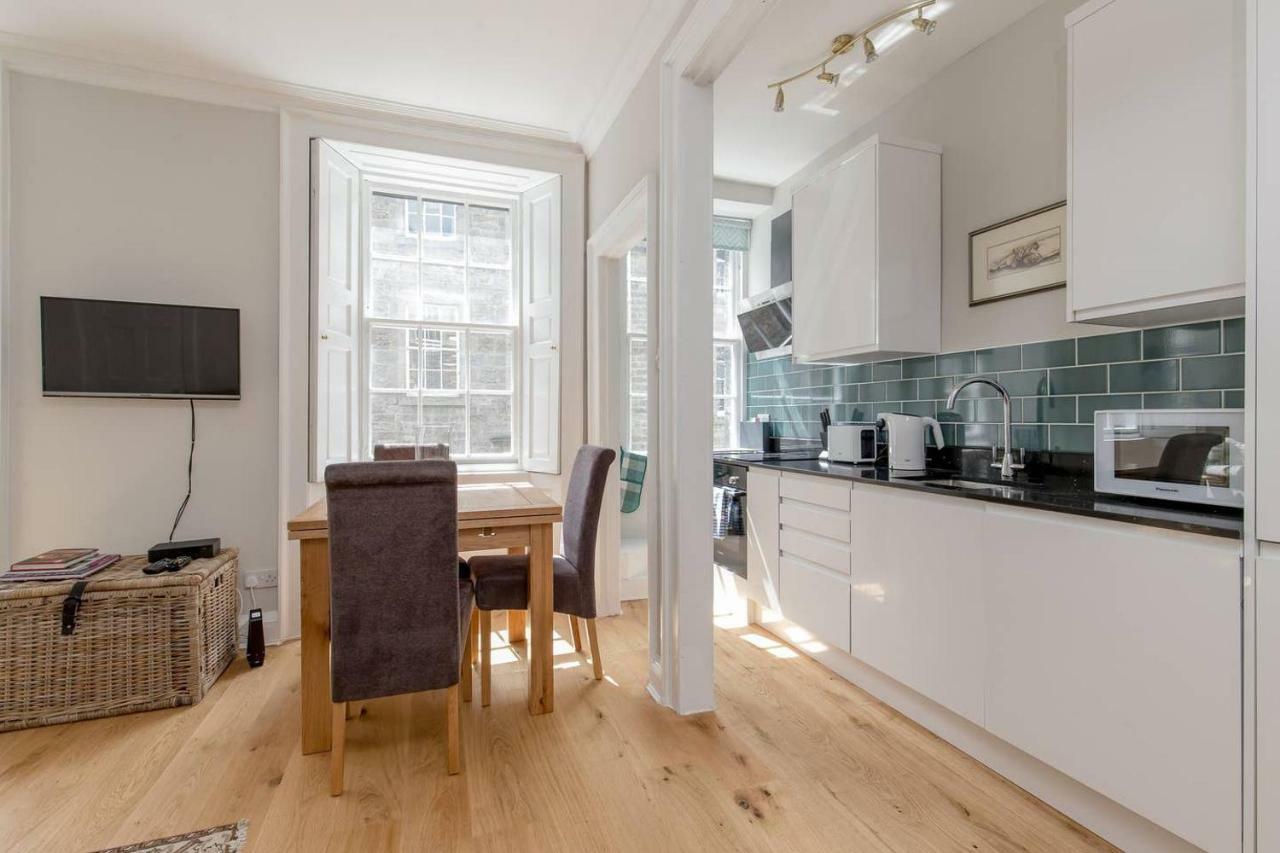 Altido Elegant Georgian 2-Bedrm Apt In Heart Of Old Town Lägenhet Edinburg Exteriör bild