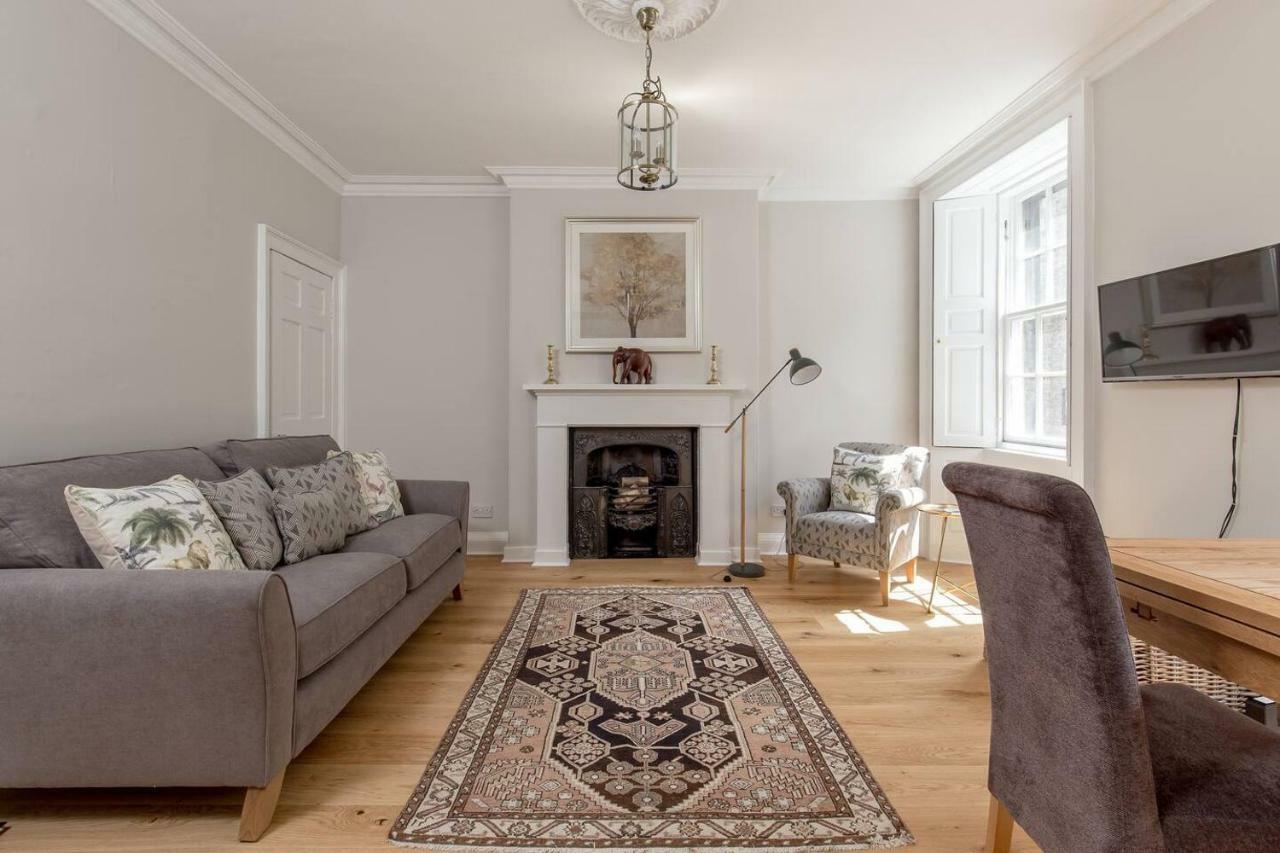 Altido Elegant Georgian 2-Bedrm Apt In Heart Of Old Town Lägenhet Edinburg Exteriör bild
