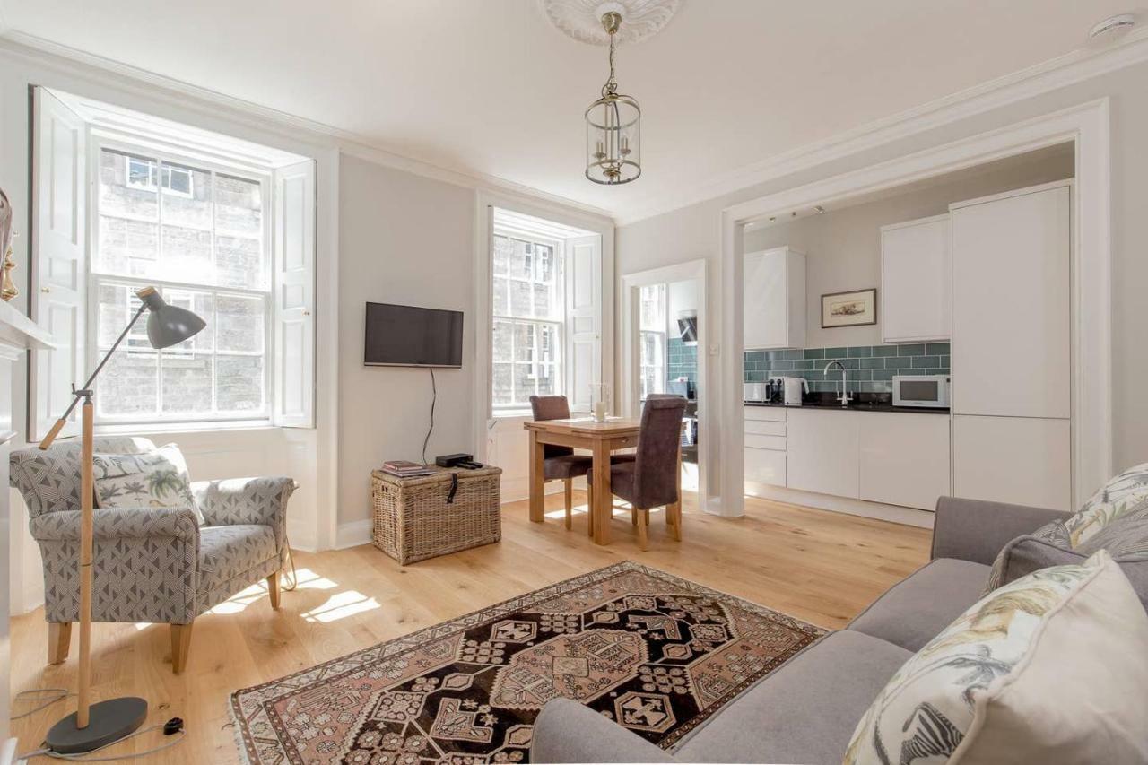 Altido Elegant Georgian 2-Bedrm Apt In Heart Of Old Town Lägenhet Edinburg Exteriör bild