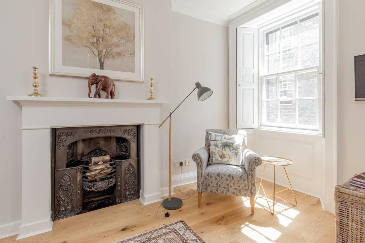 Altido Elegant Georgian 2-Bedrm Apt In Heart Of Old Town Lägenhet Edinburg Exteriör bild