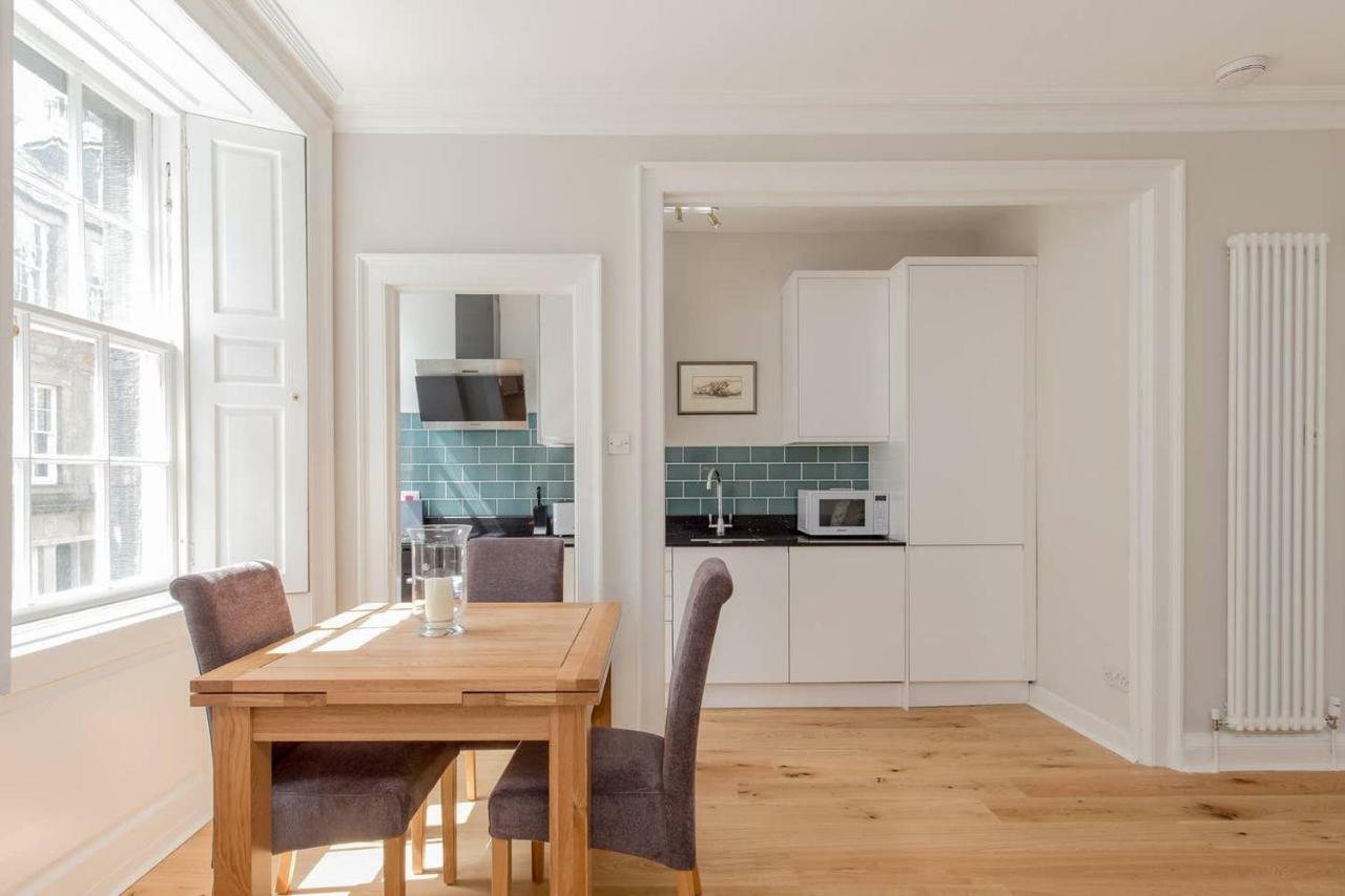 Altido Elegant Georgian 2-Bedrm Apt In Heart Of Old Town Lägenhet Edinburg Exteriör bild